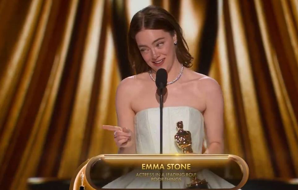 Emma Stone'un elbisesi Oscar ödül gecesinde patladı. Başına gelen pişmiş tavuğun başına gelmedi 1